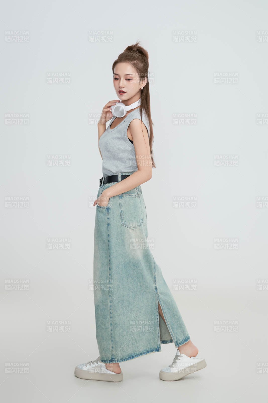 在攝影棚拍攝的青年時尚女性