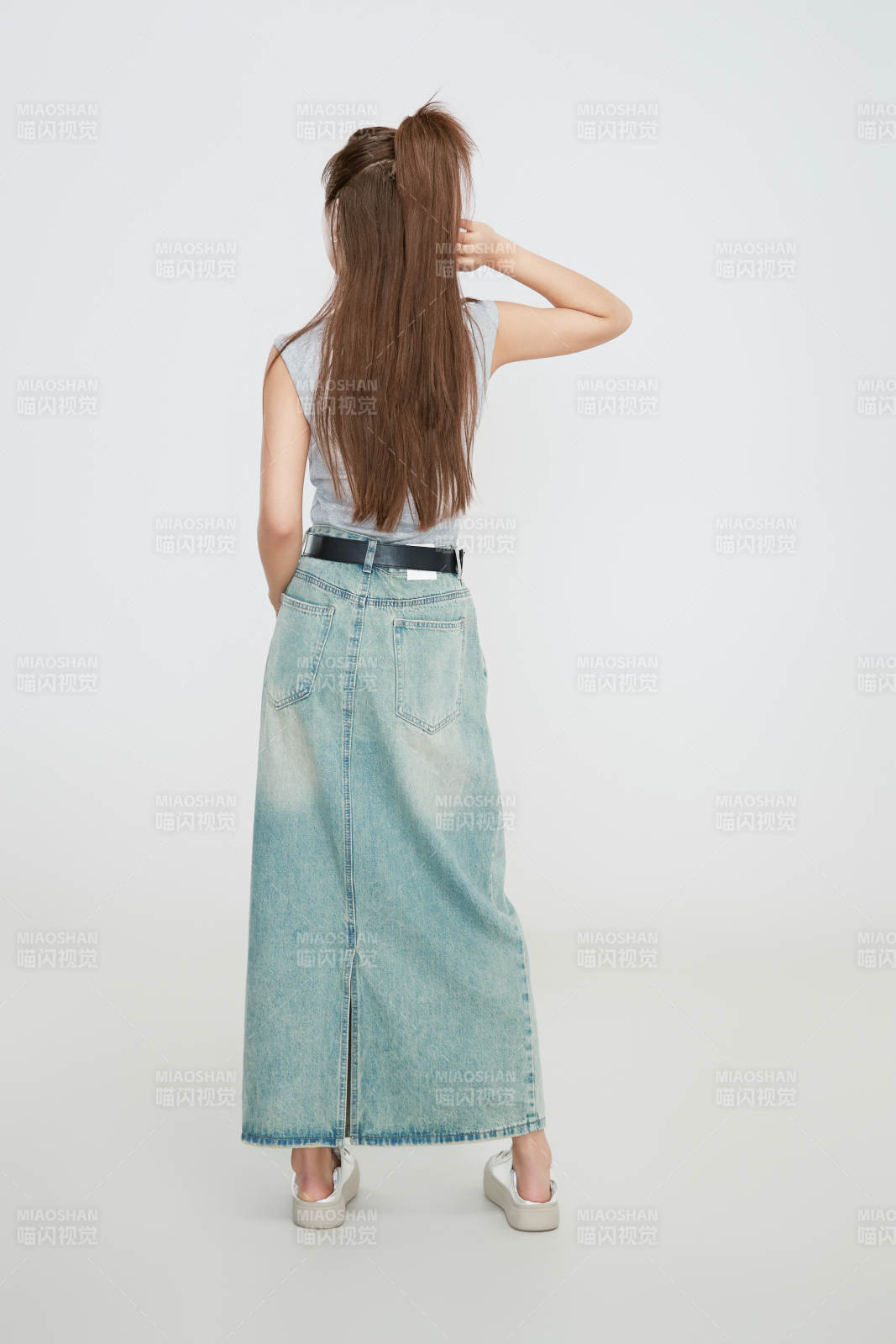 在攝影棚拍攝的青年時尚女性