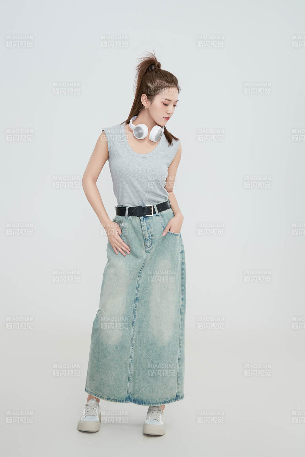 在攝影棚拍攝的青年時尚女性