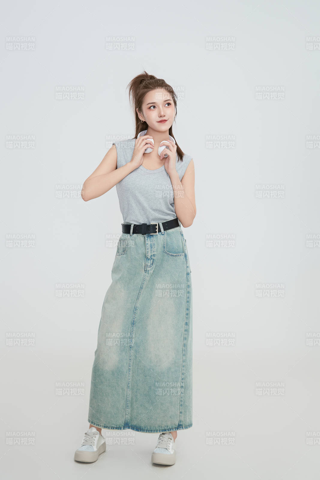 在攝影棚拍攝的青年時尚女性