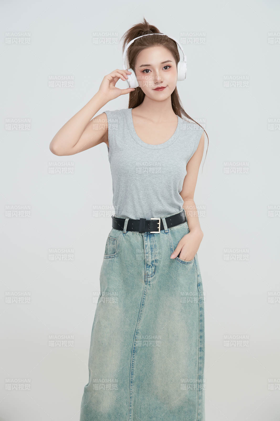 在攝影棚拍攝的青年時尚女性