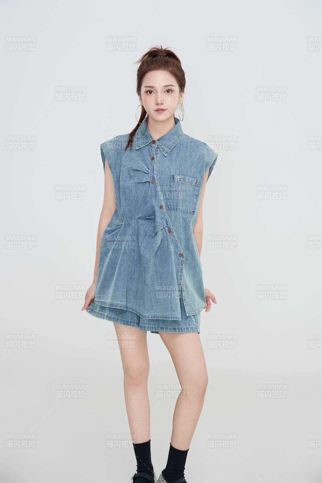 在攝影棚拍攝的青年時尚女性