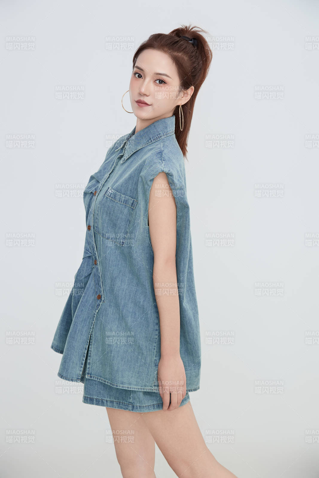 在攝影棚拍攝的青年時尚女性