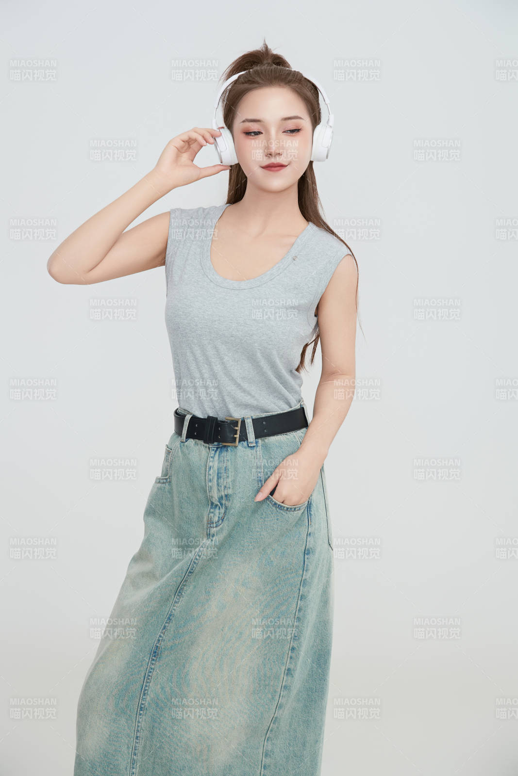 在攝影棚拍攝的青年時尚女性