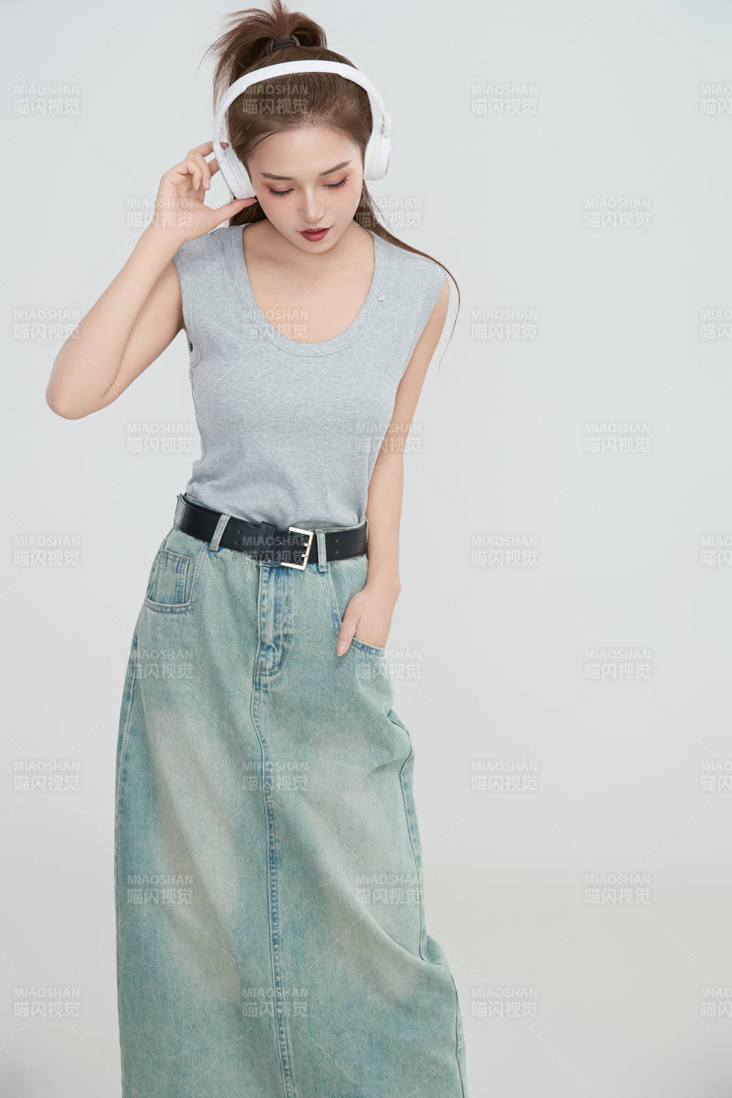 在攝影棚拍攝的青年時尚女性