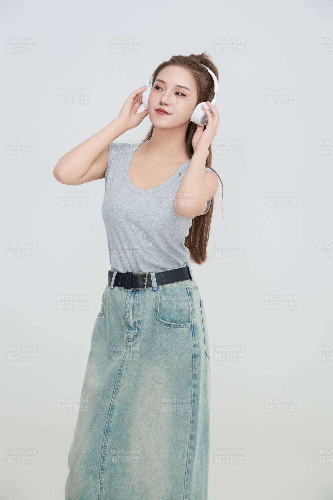 在攝影棚拍攝的青年時尚女性