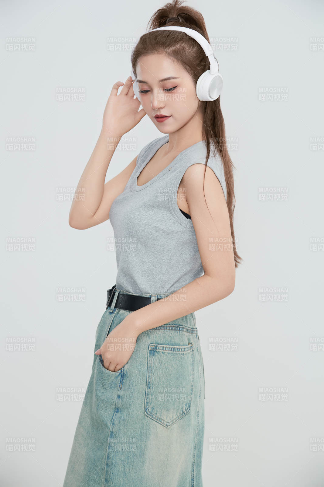 在攝影棚拍攝的青年時尚女性