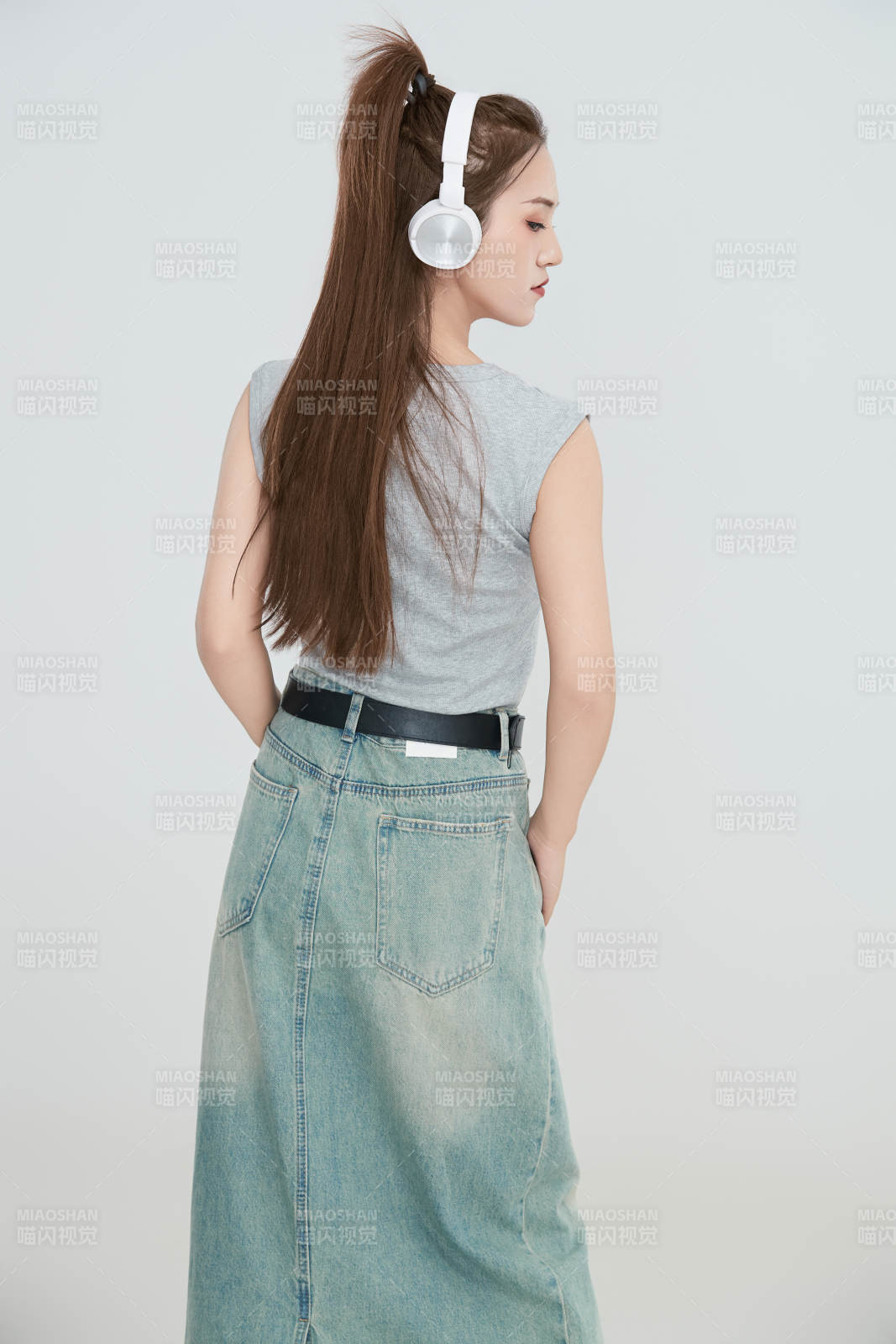 在攝影棚拍攝的青年時尚女性