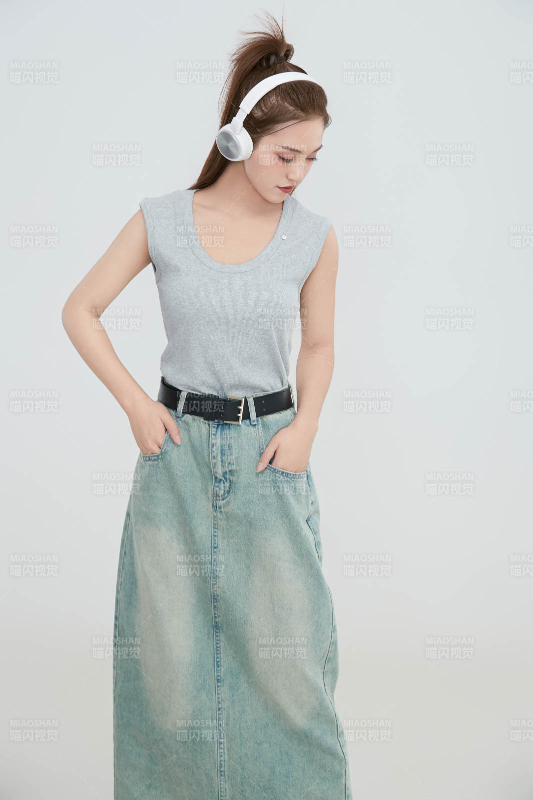 在攝影棚拍攝的青年時(shí)尚女性