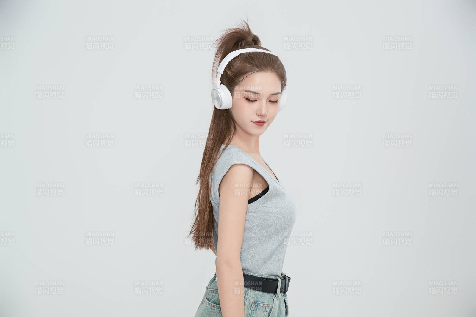 在攝影棚拍攝的青年時尚女性