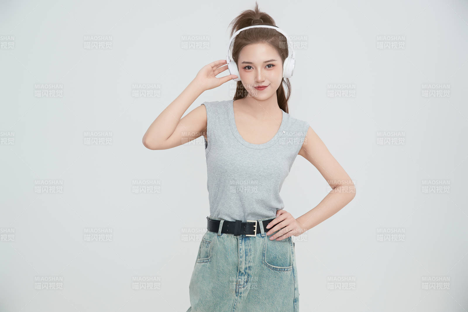 在攝影棚拍攝的青年時尚女性