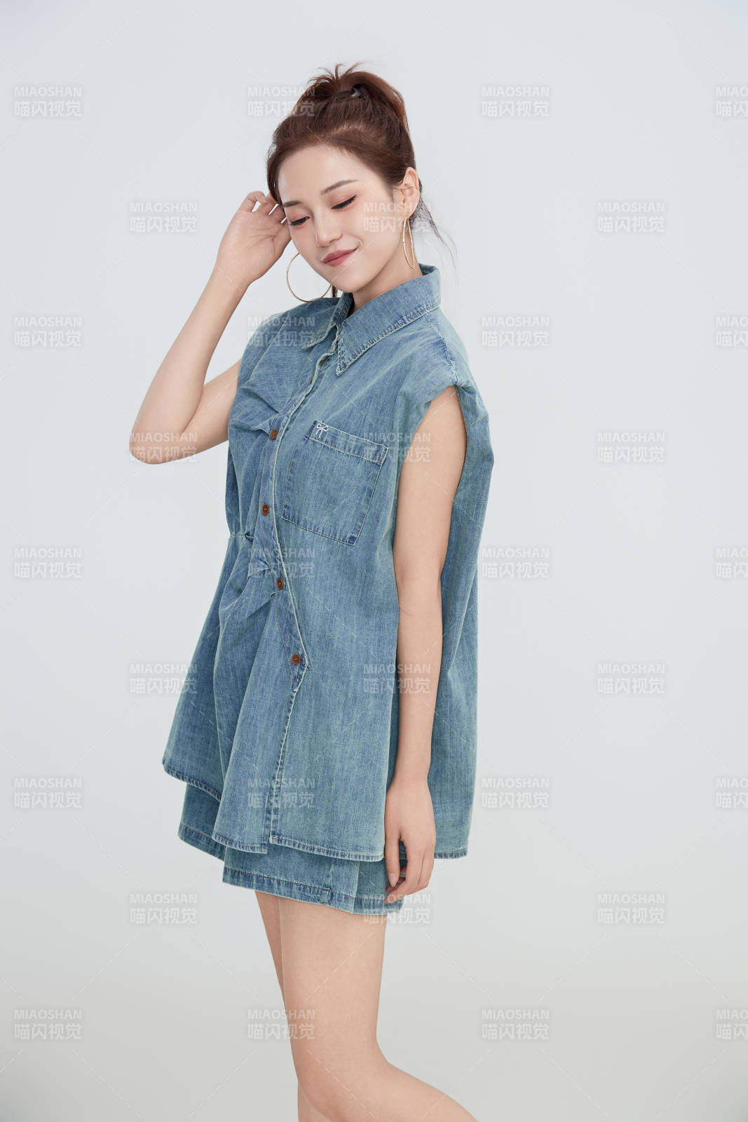 在攝影棚拍攝的青年時尚女性