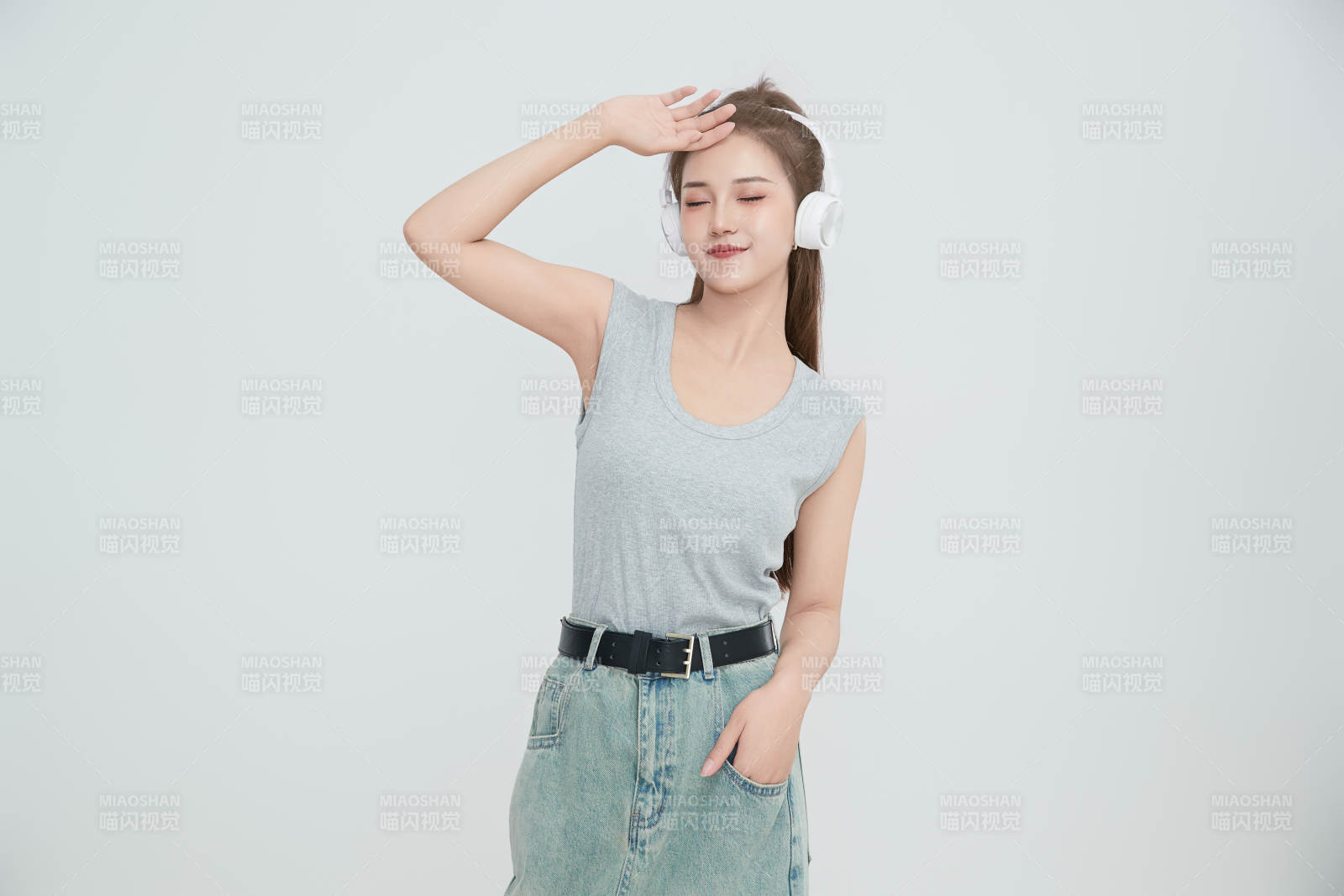 在攝影棚拍攝的青年時尚女性