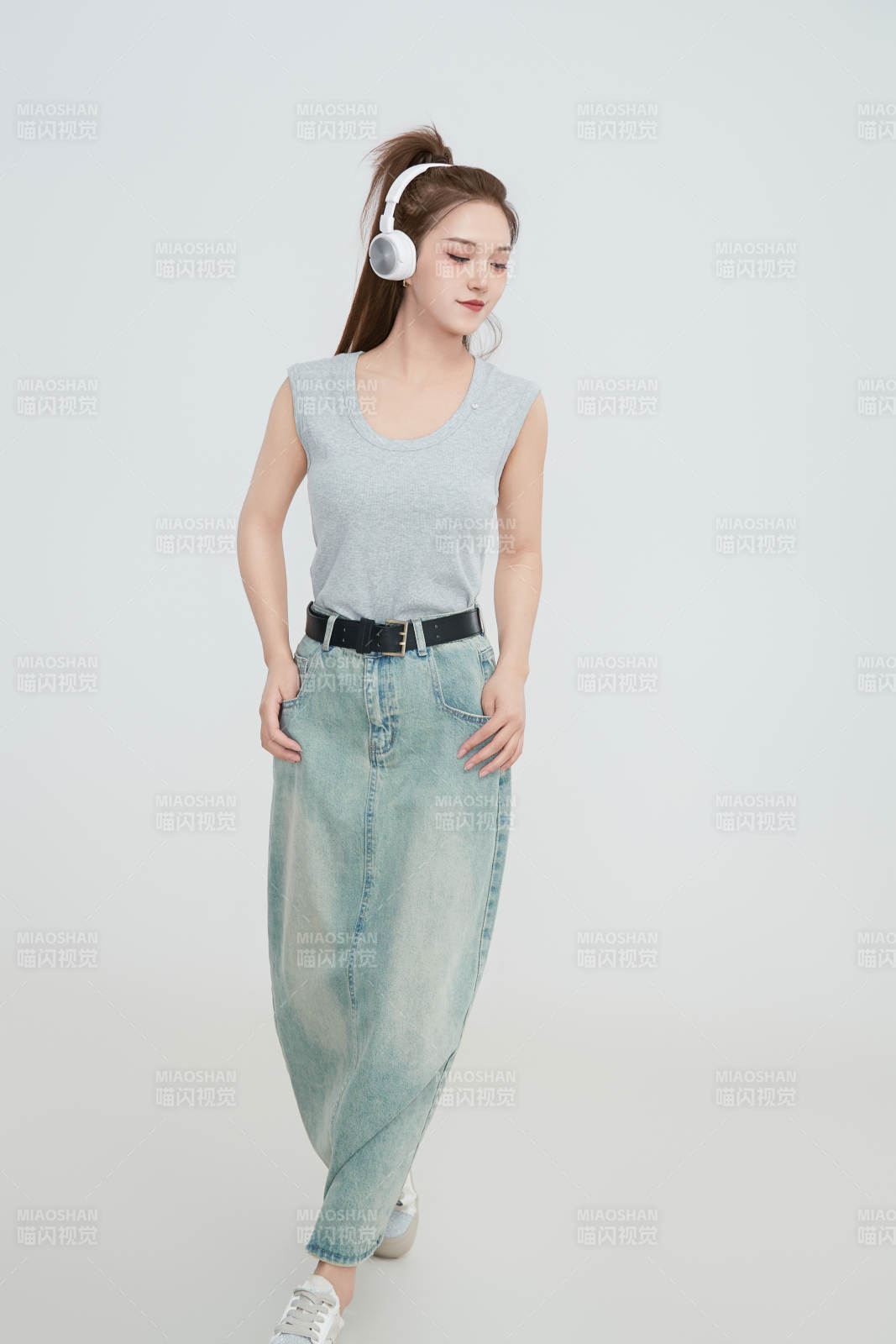 在攝影棚拍攝的青年時尚女性