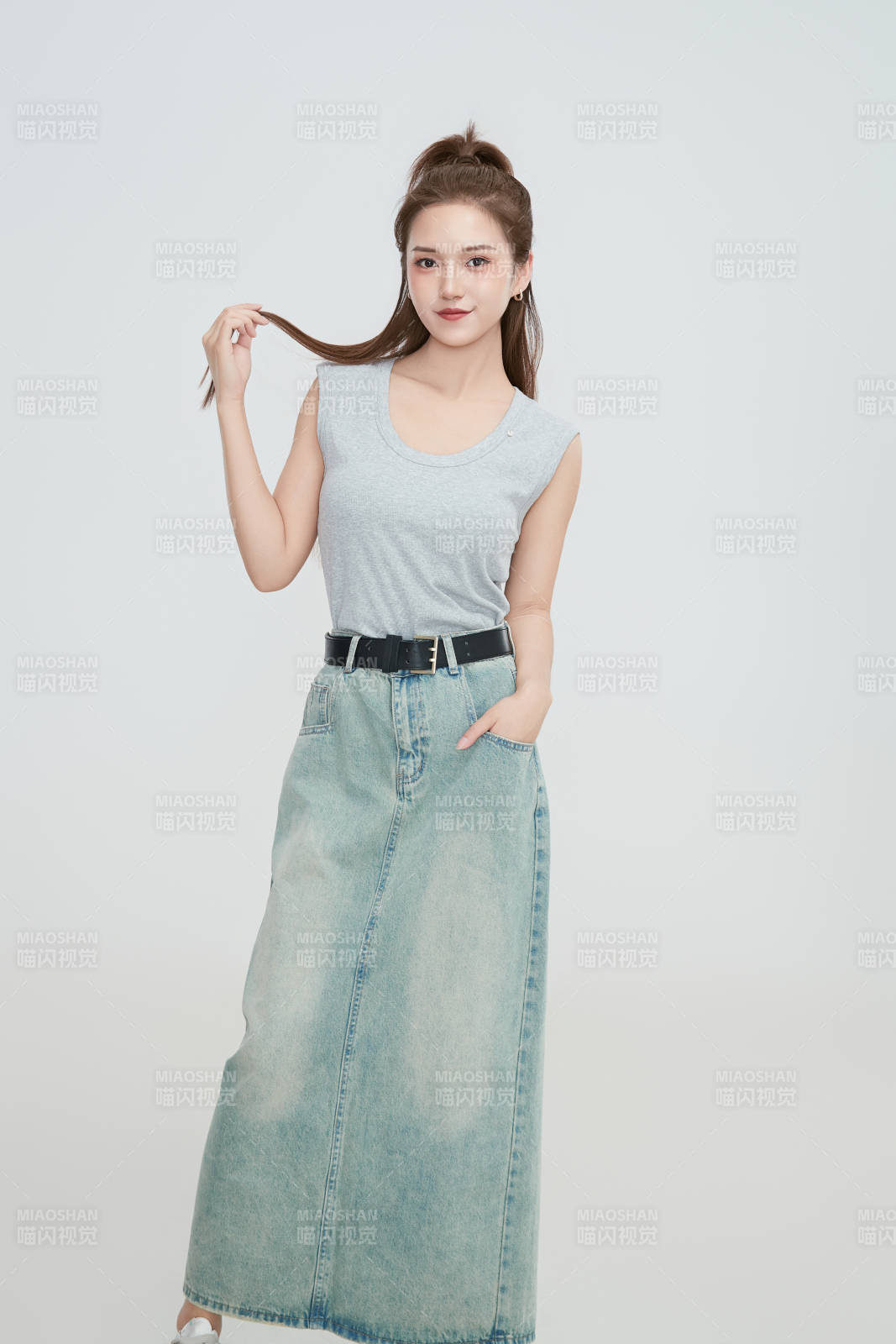 在攝影棚拍攝的青年時(shí)尚女性