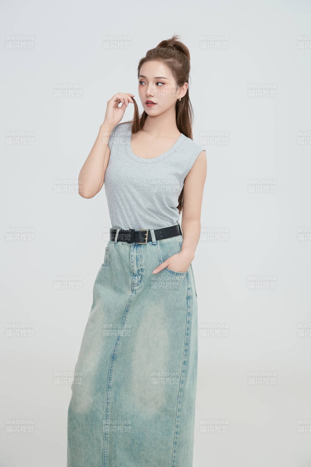 在攝影棚拍攝的青年時尚女性