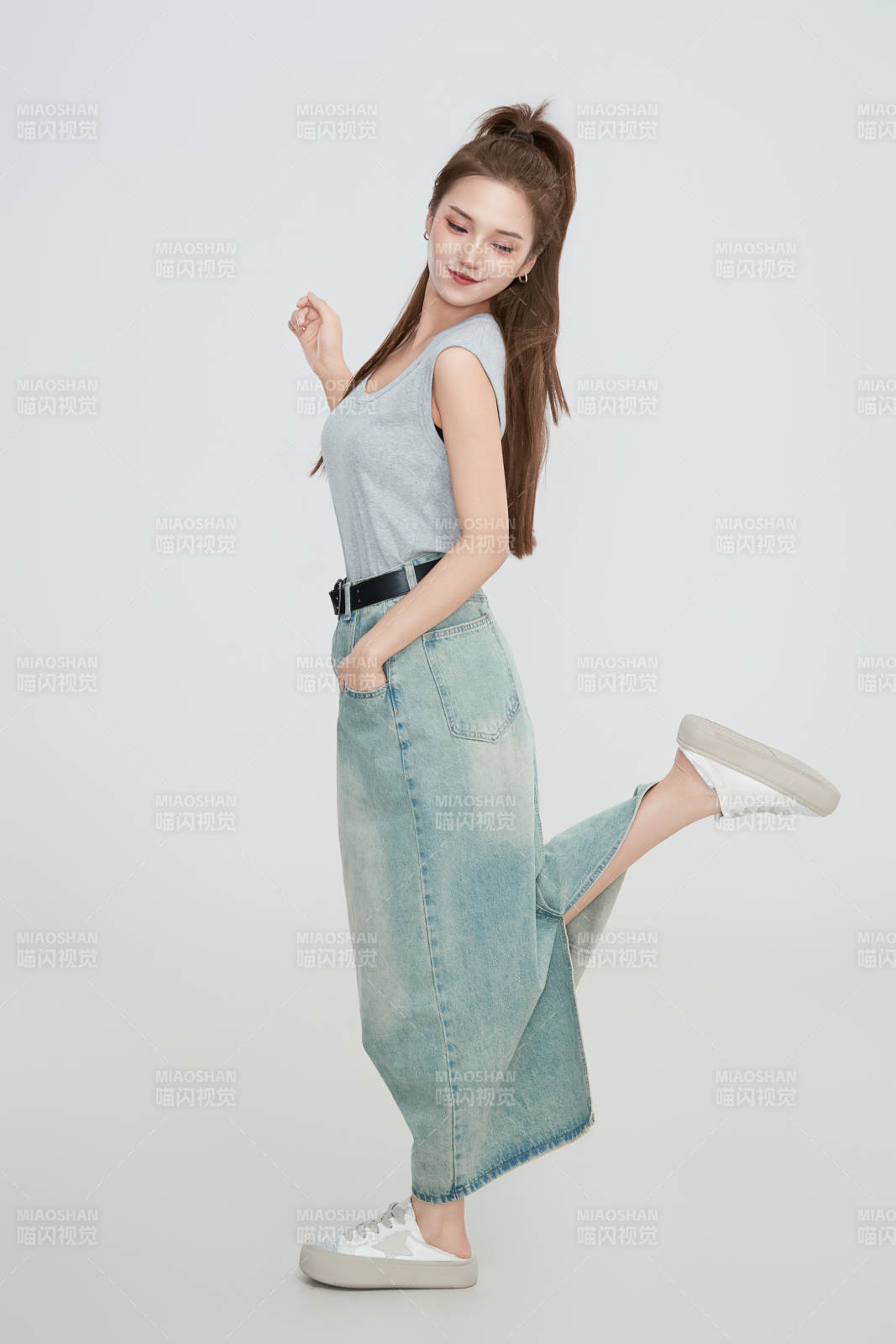 在攝影棚拍攝的青年時(shí)尚女性