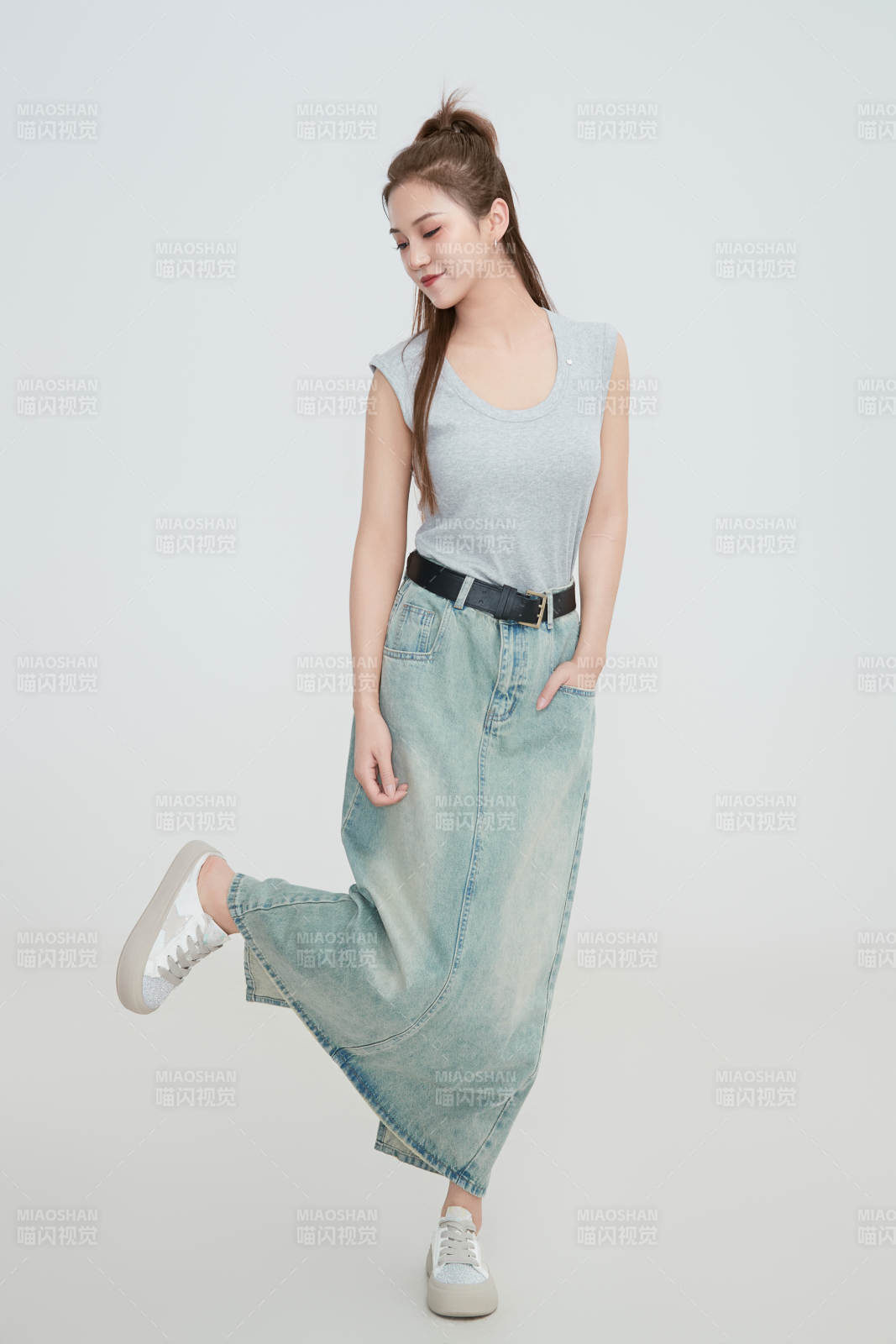在攝影棚拍攝的青年時尚女性