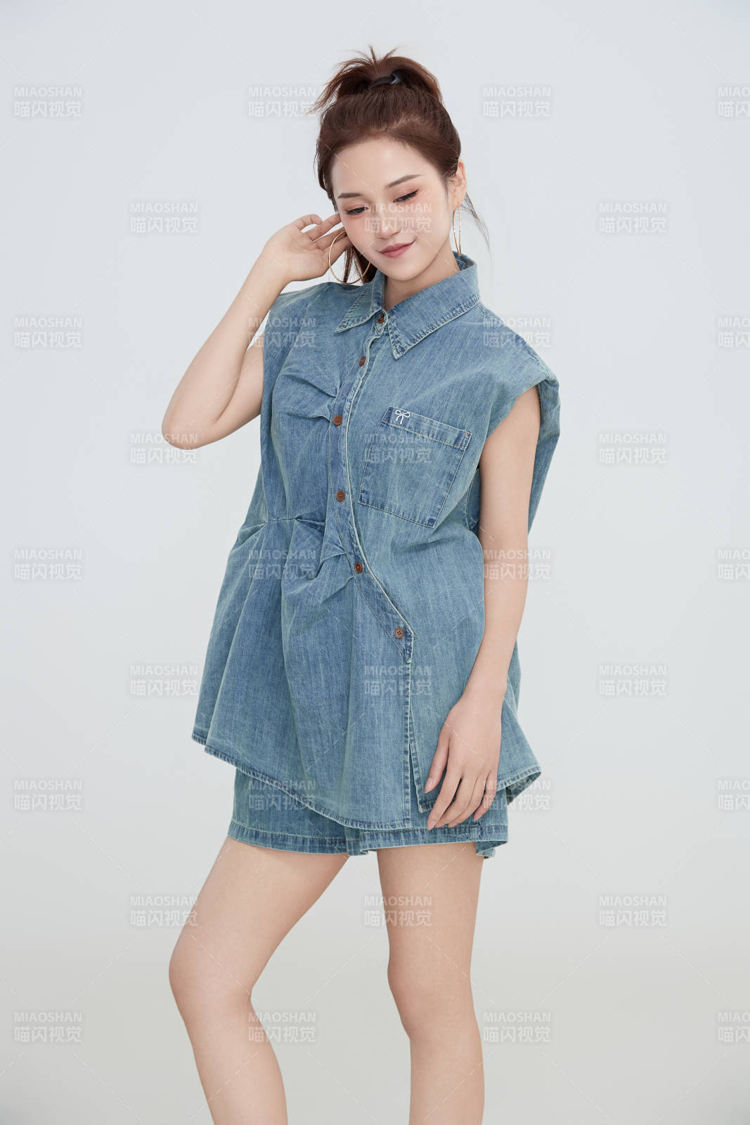 在攝影棚拍攝的青年時尚女性