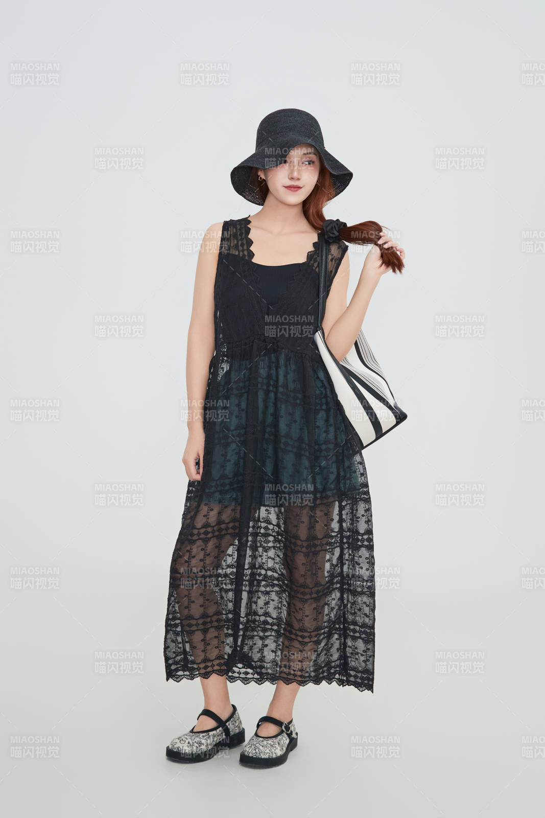 在攝影棚拍攝的青年時(shí)尚女性