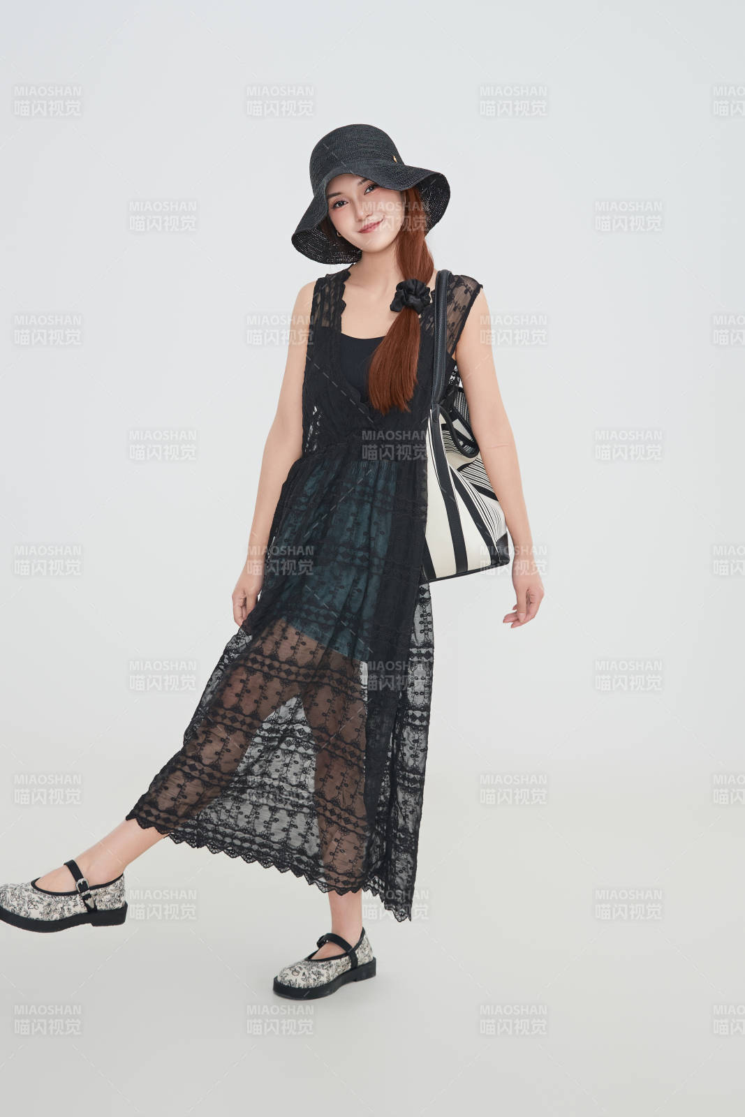 在攝影棚拍攝的青年時尚女性