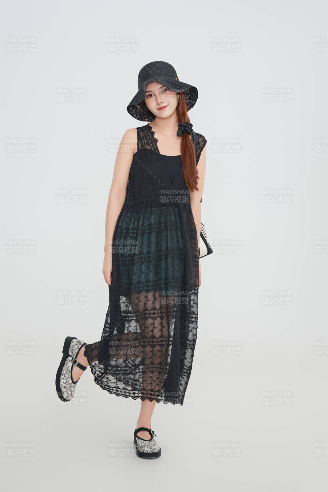 在攝影棚拍攝的青年時尚女性