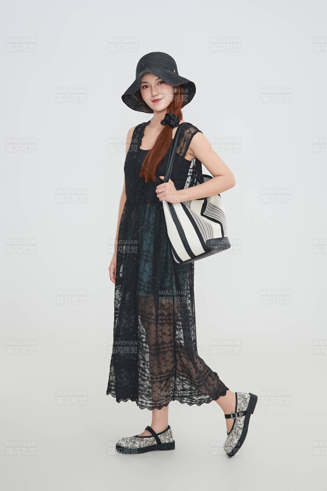 在摄影棚拍摄的青年时尚女性