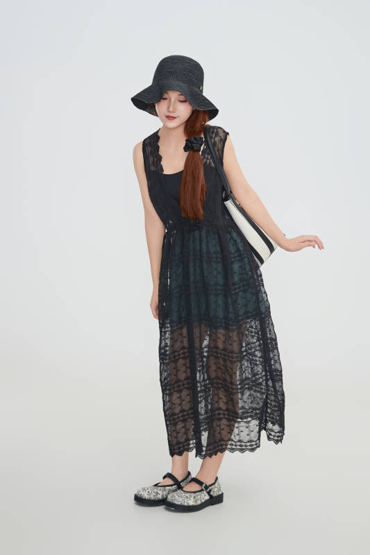 在摄影棚拍摄的青年时尚女性