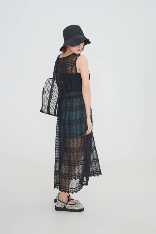 在摄影棚拍摄的青年时尚女性