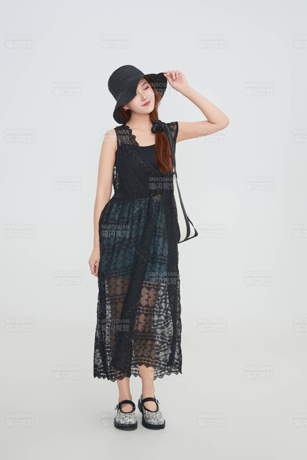 在攝影棚拍攝的青年時尚女性