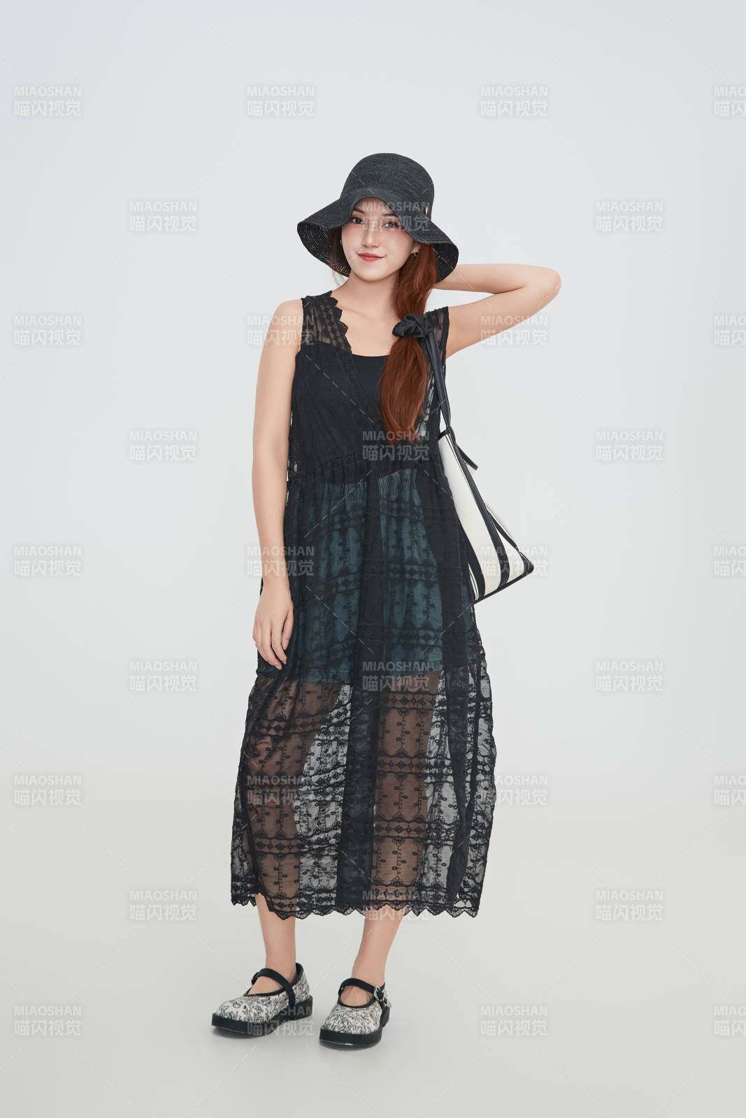 在攝影棚拍攝的青年時尚女性