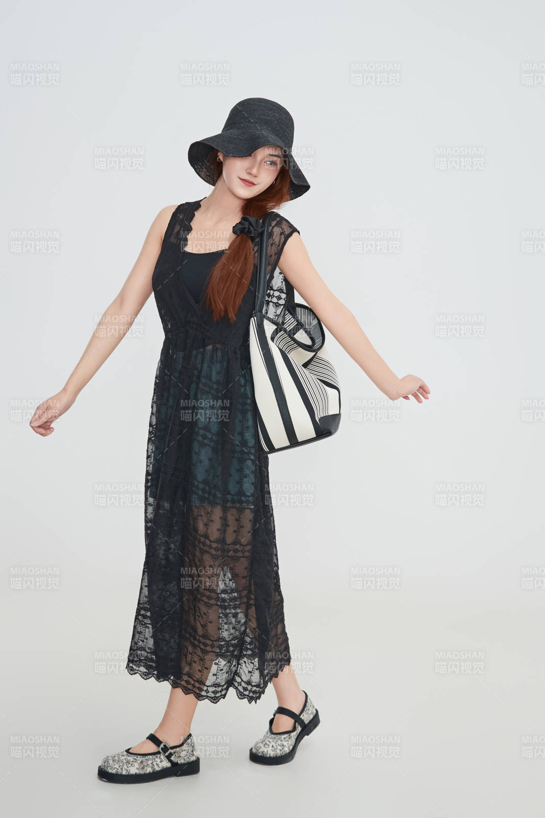 在攝影棚拍攝的青年時尚女性