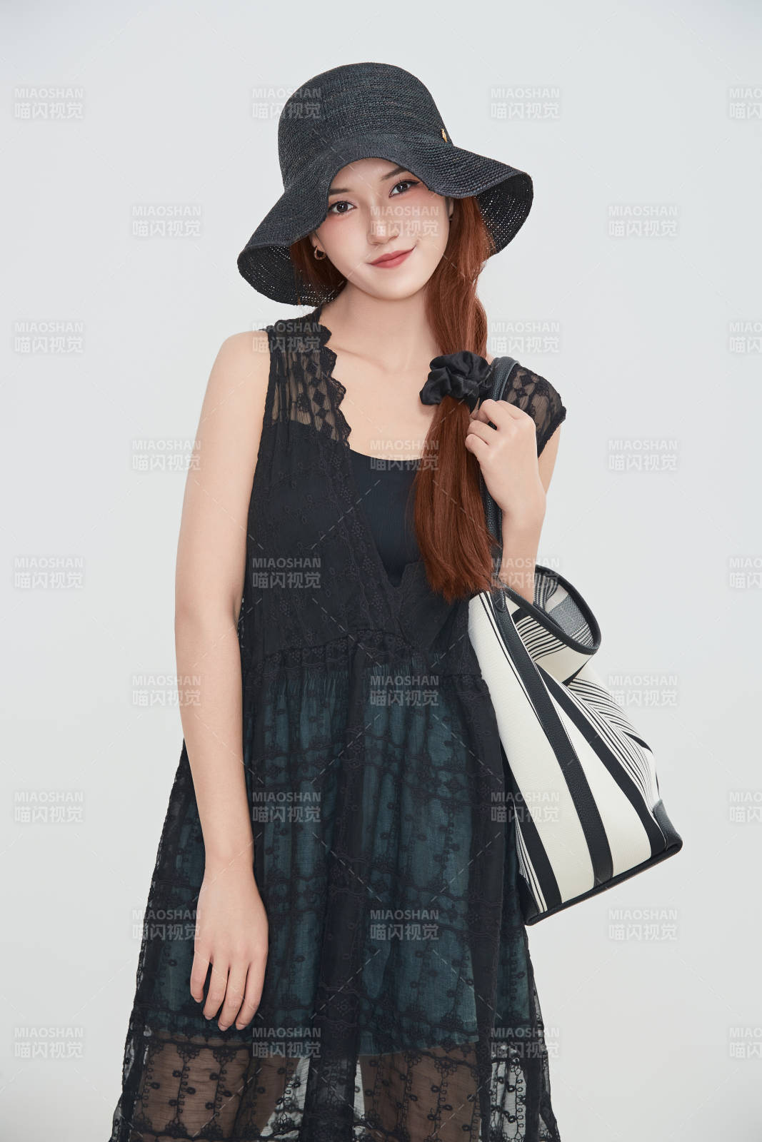 在攝影棚拍攝的青年時尚女性