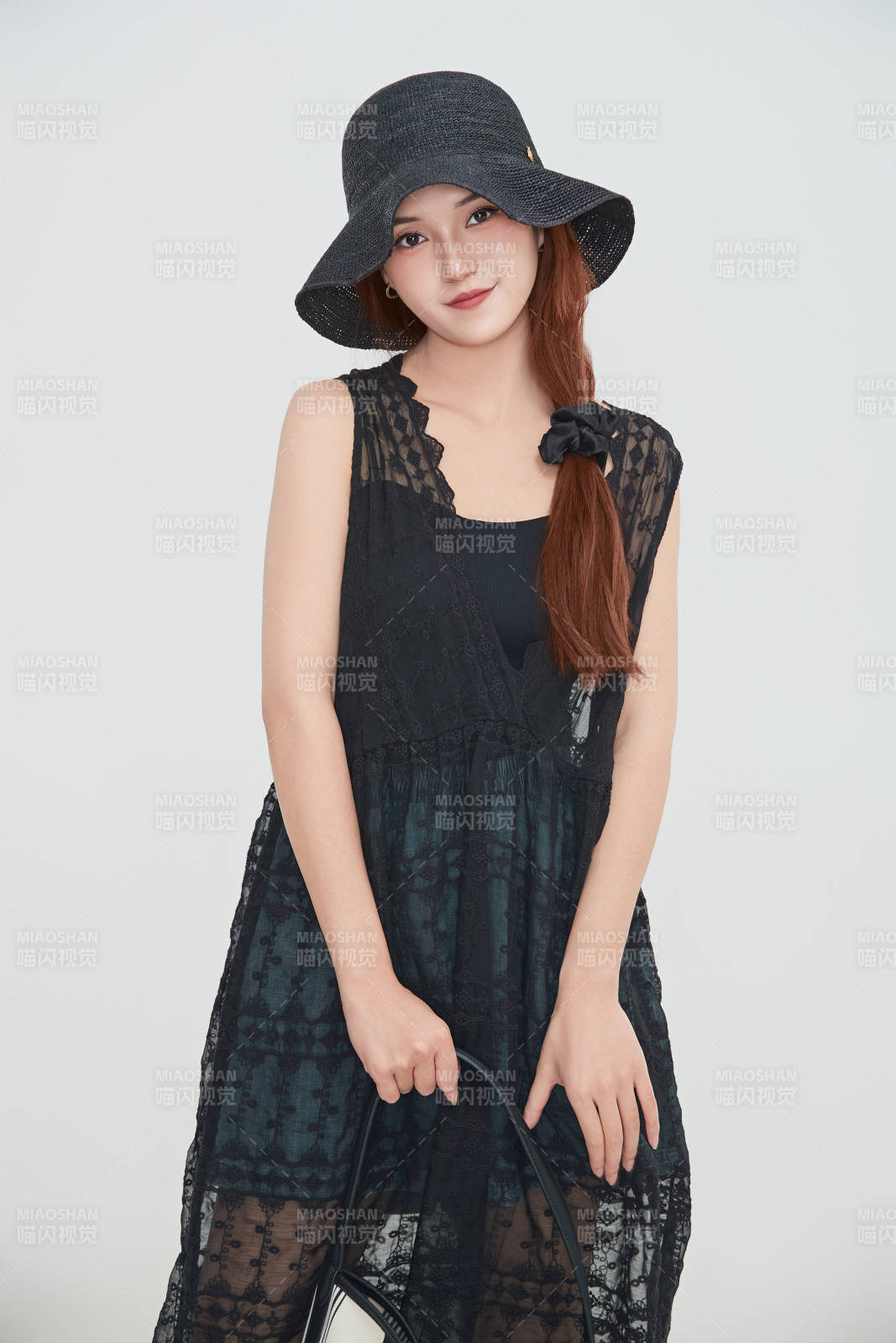 在攝影棚拍攝的青年時尚女性