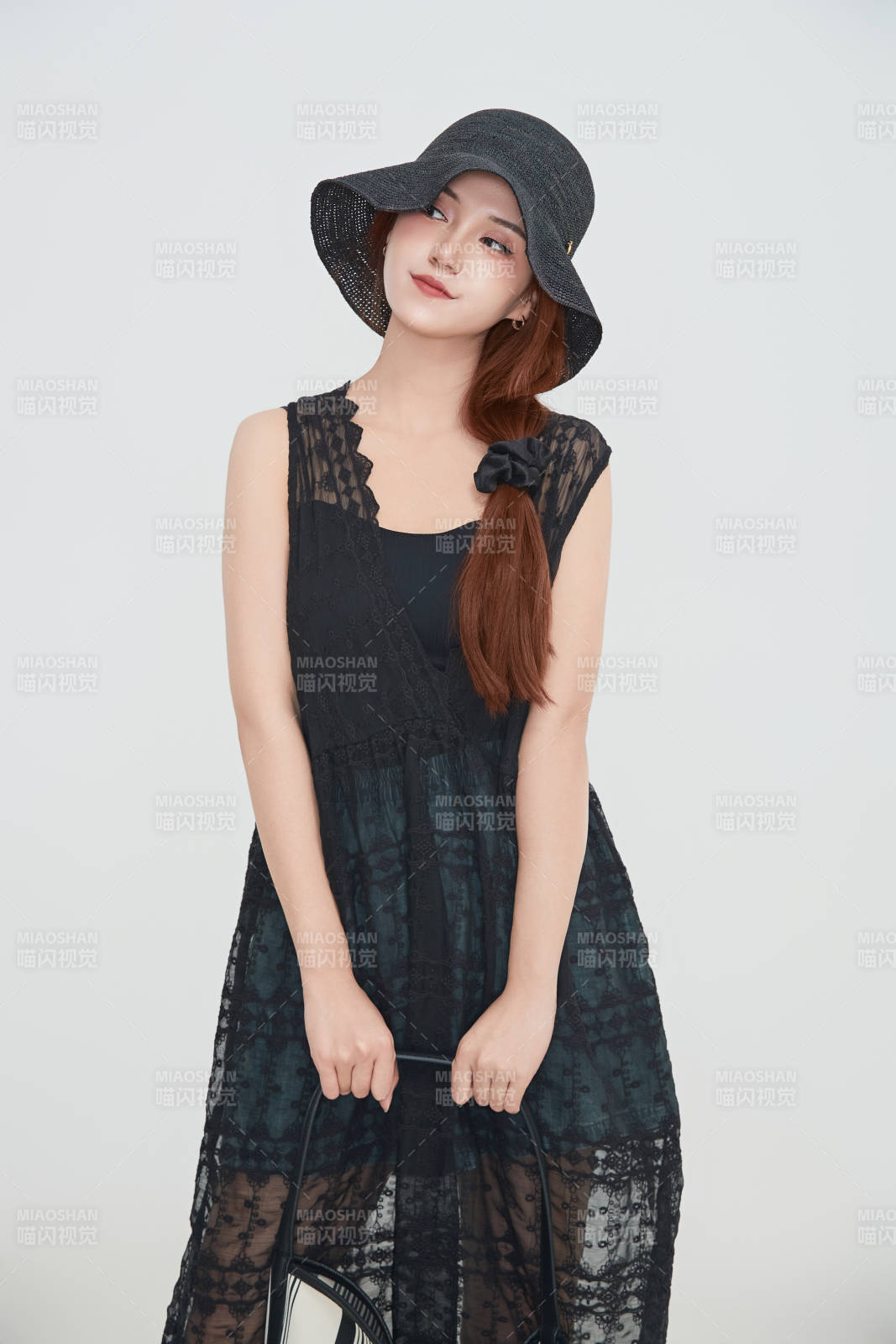 在攝影棚拍攝的青年時(shí)尚女性