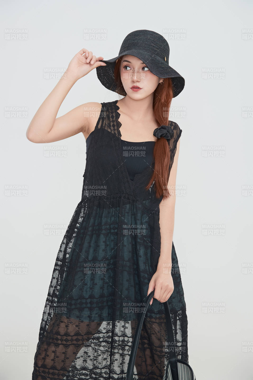 在攝影棚拍攝的青年時尚女性