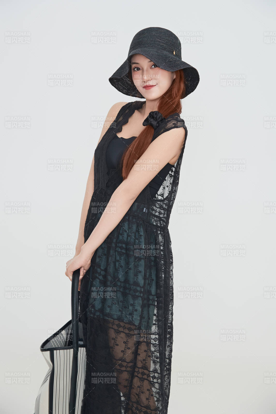 在攝影棚拍攝的青年時尚女性