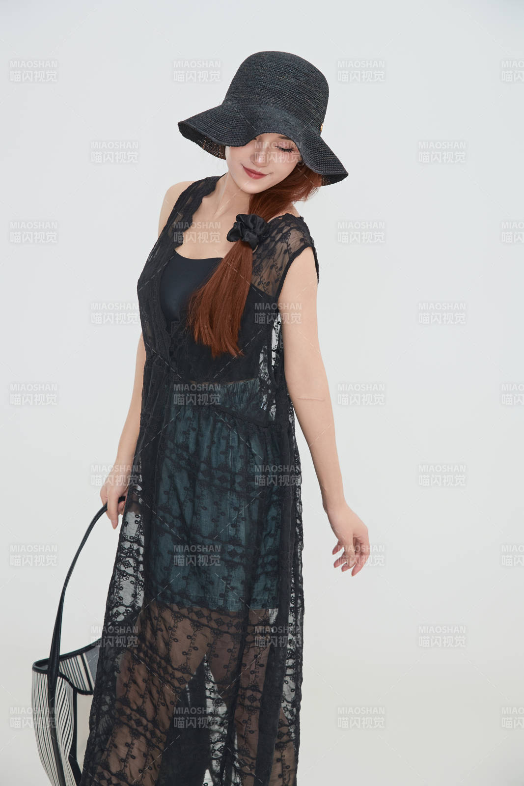 在攝影棚拍攝的青年時尚女性