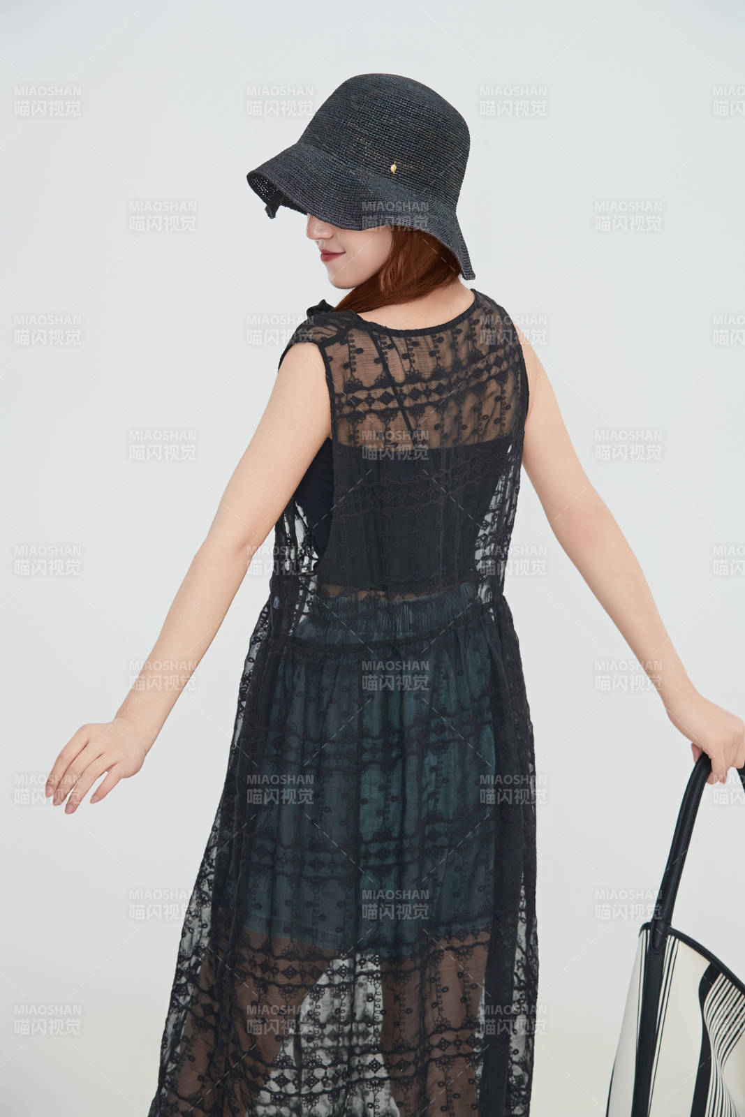 在攝影棚拍攝的青年時尚女性