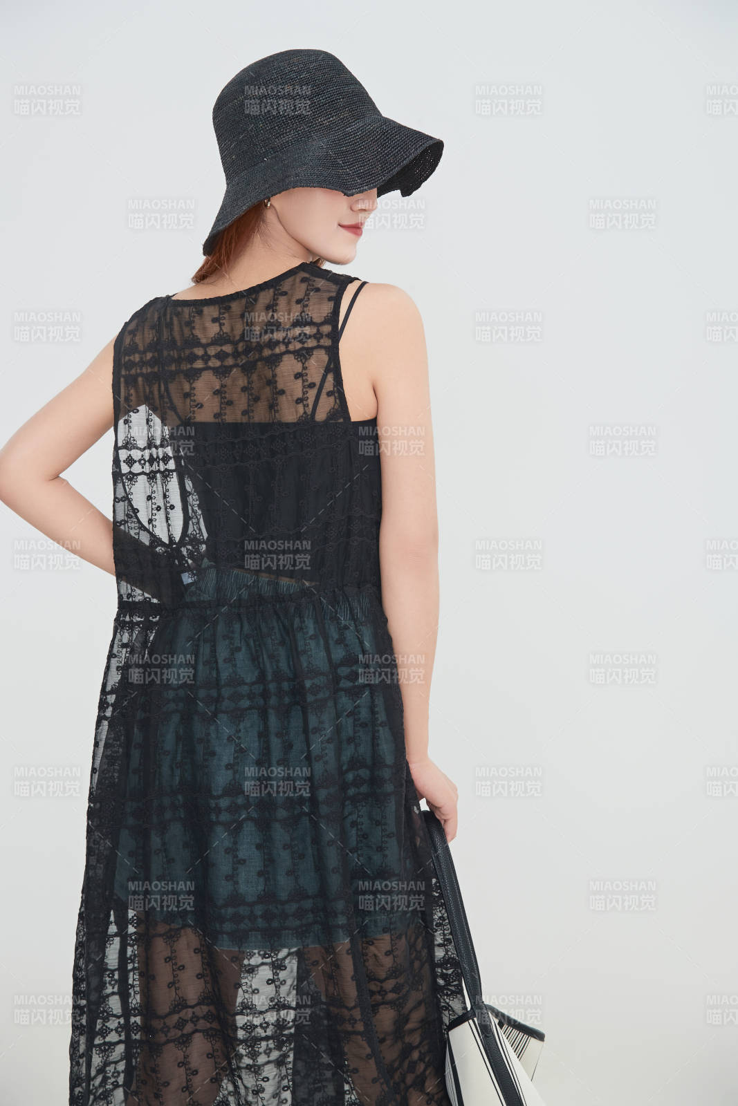 在攝影棚拍攝的青年時尚女性