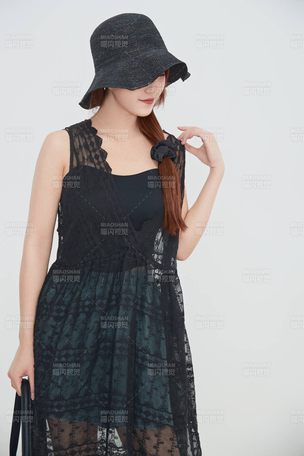 在攝影棚拍攝的青年時尚女性