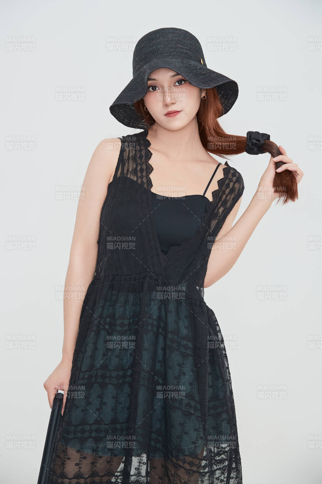 在摄影棚拍摄的青年时尚女性