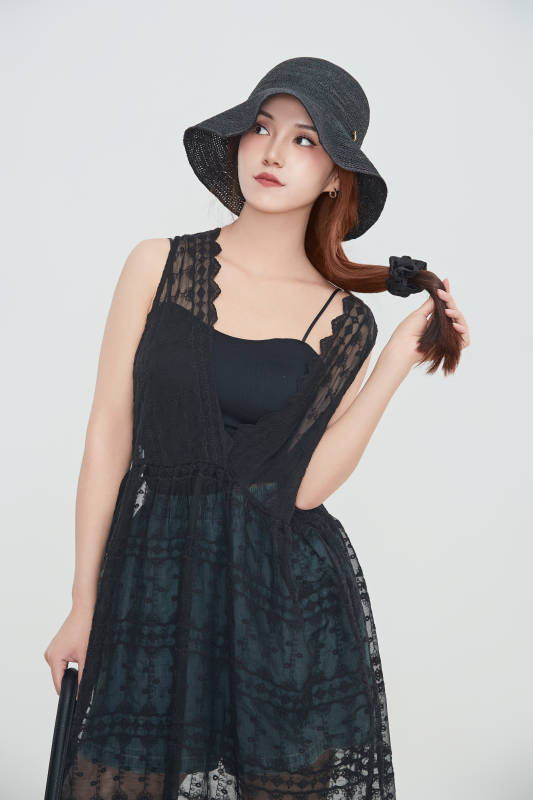 在摄影棚拍摄的青年时尚女性