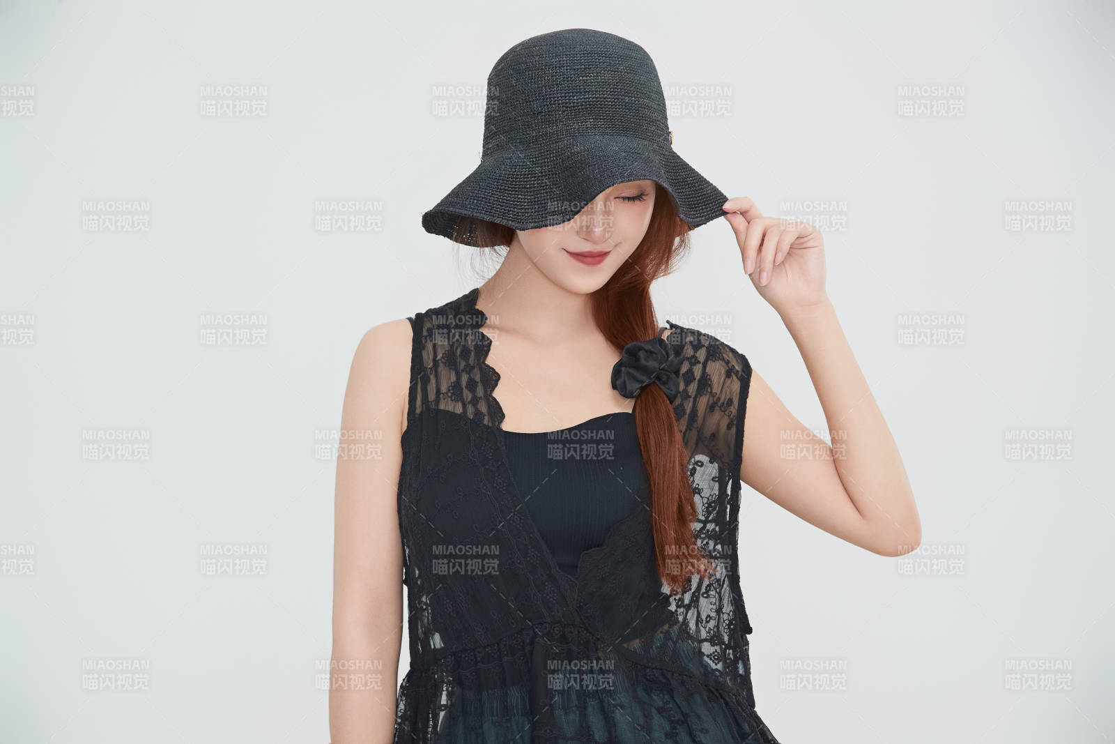 在摄影棚拍摄的青年时尚女性