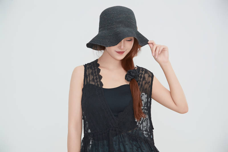 在摄影棚拍摄的青年时尚女性