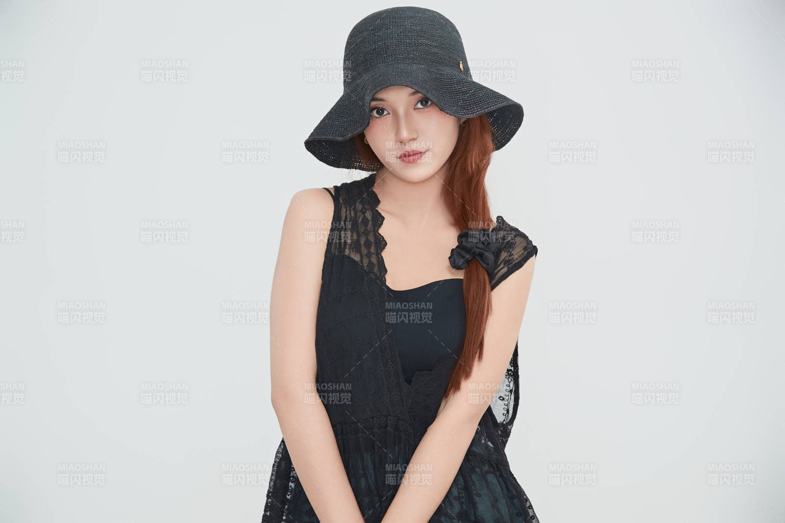 在攝影棚拍攝的青年時尚女性