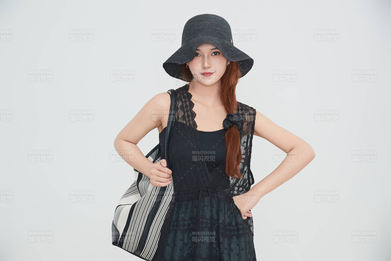 在攝影棚拍攝的青年時尚女性