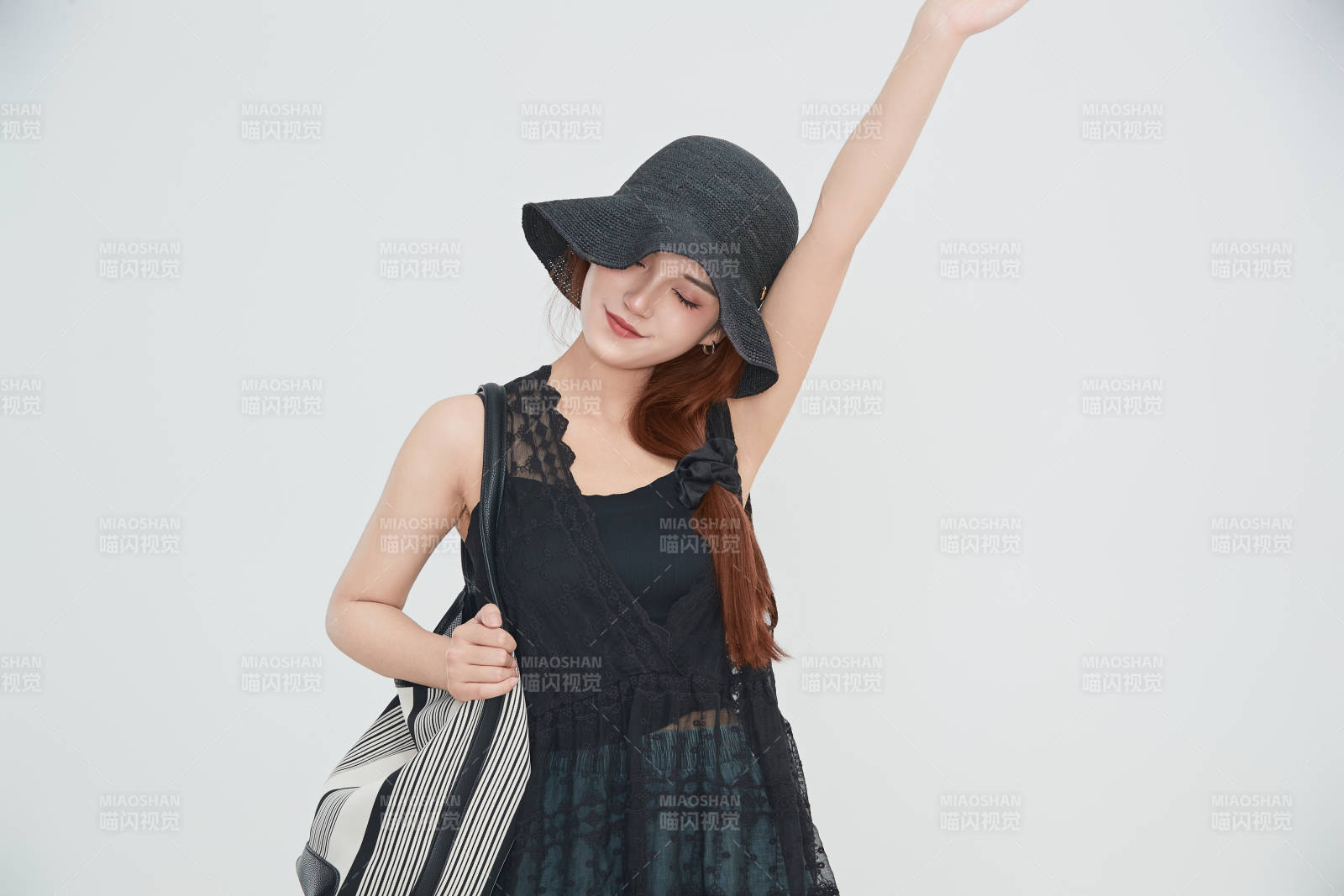 在攝影棚拍攝的青年時尚女性