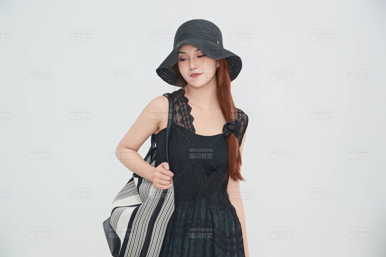 在攝影棚拍攝的青年時尚女性