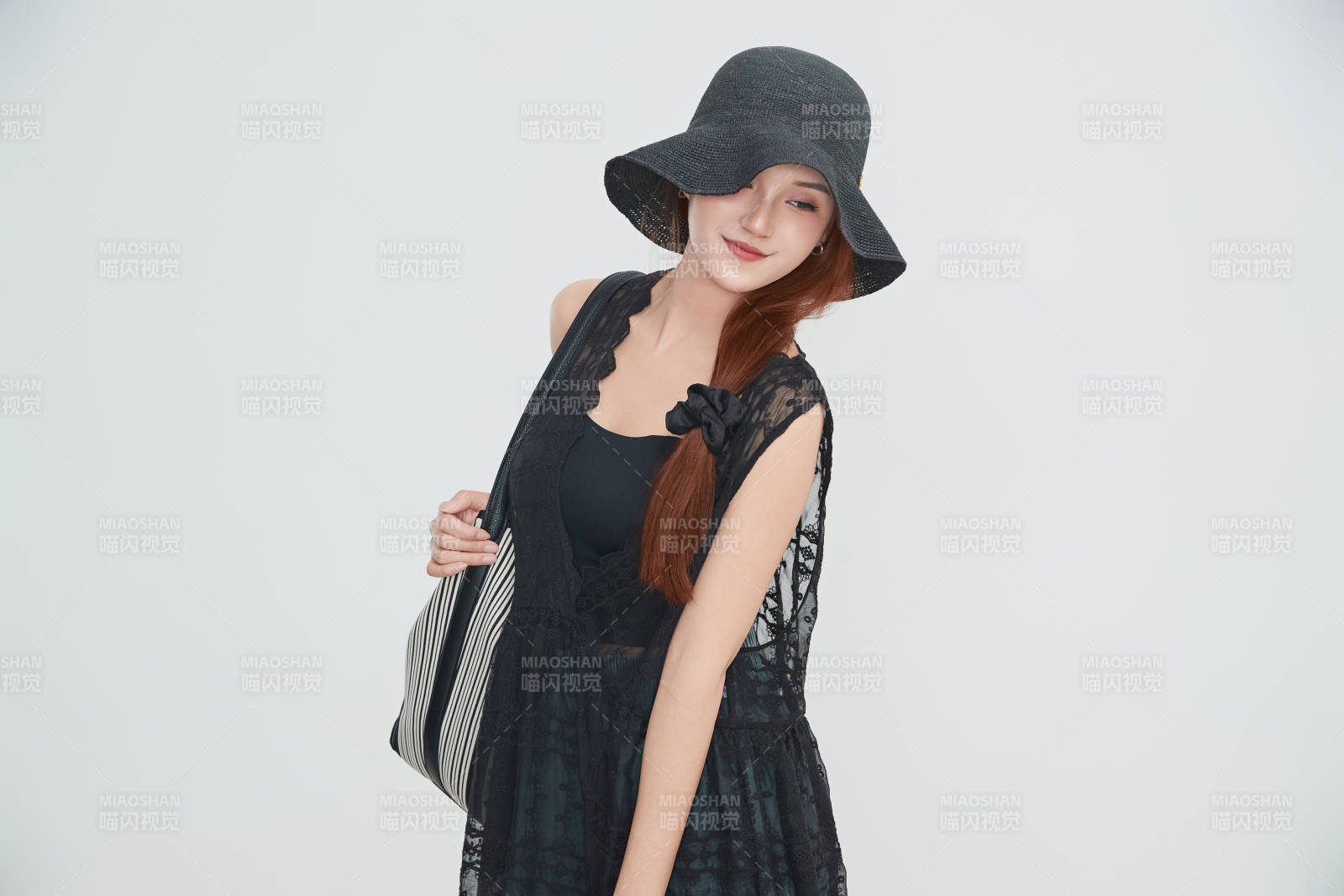 在攝影棚拍攝的青年時尚女性